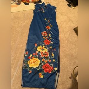 Wearing a cheongsam shows classic beauty。 new